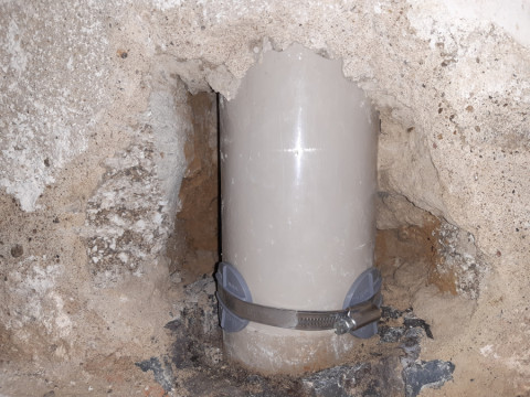 Wasserschaden  ein angebortes Abwasserrohr