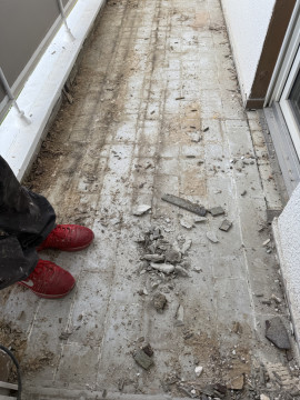 In die Jahre gekommen, Balkon undicht